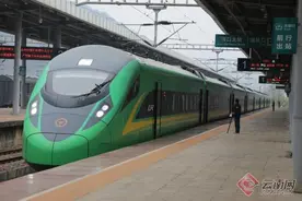 云南河口：越南游客乘动车游云南热度高涨图片