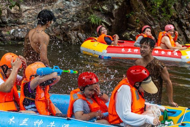 武汉高温再度来袭 黄陂峡谷漂流成避暑热门
