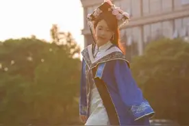 当新中式遇上学位服图片