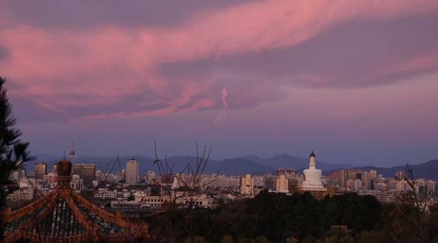 朝色漫染	，天空披彩，北京的晨光太治愈了！