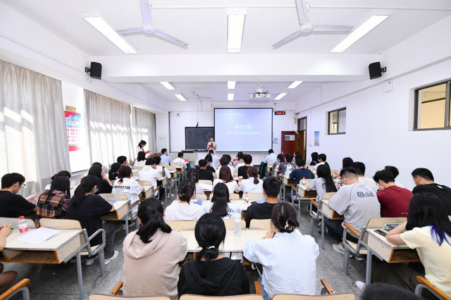 2025青岛海洋人工智能创新应用大赛高校行活动青岛大学站成功举办