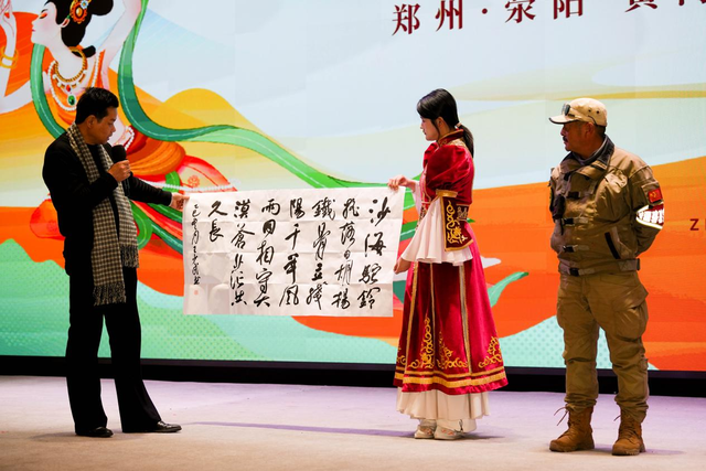 东天山骆驼队抵达忆江南度假区休整 豫疆文化交流盛典启幕