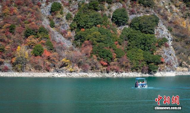 四川茂县松坪沟景区斑斓彩林如画