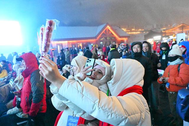 “机甲杜甫”漫步西岭雪山！2025成都市冬季文旅消费季暨第26届西岭雪山南国冰雪季启动