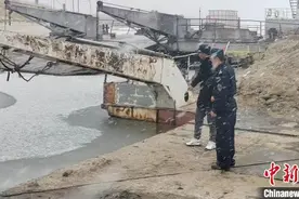 松花江面“37岁”船舶倾斜严重 哈尔滨海事紧急“扶正”图片