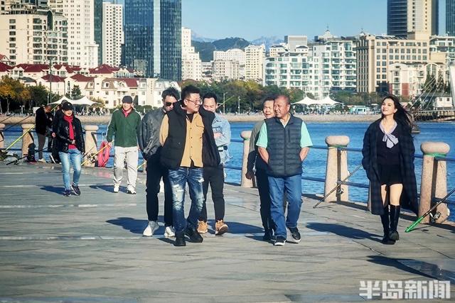 五四广场周末人流如织，秋日暖阳沐浴金色时光