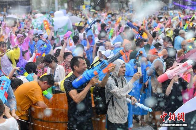 海南保亭：数万民众嬉水狂欢庆“七夕”