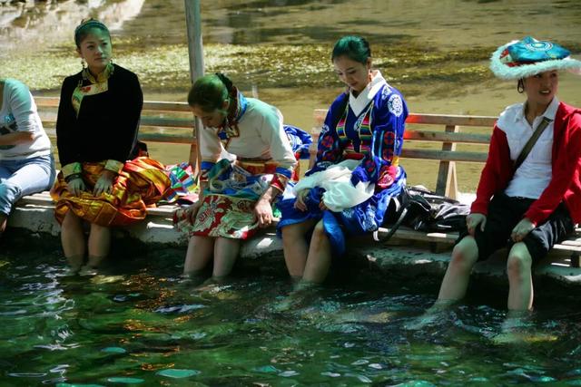 雪山下泡个汤，甘孜冬日真香！
