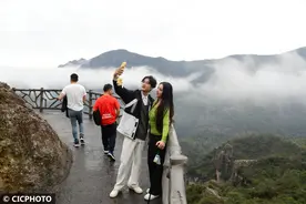 浙江温州：雨后雁荡山云雾缭绕 美如仙境引客来图片