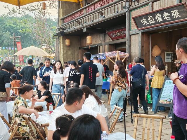 国庆首日迎客2.2万，武汉江夏里千盏鱼灯再现“清明上河图”