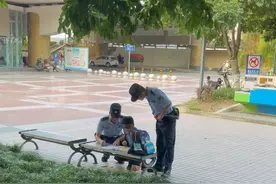 “叔叔也不会呀！”小学生独自趴在公园长凳边做作业，巡逻民警上前询问遇上奥数题图片
