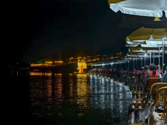 共渠的夏夜太会了！从星光舞台到霓虹龙舟，浪漫到不想走～