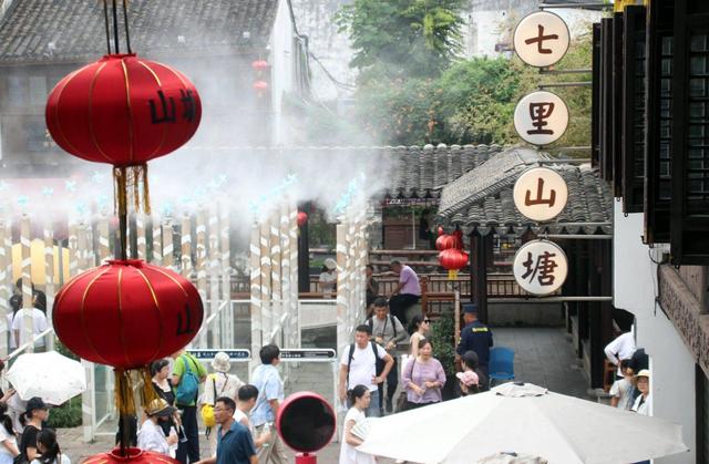 江苏苏州：山塘喷雾为游客送清凉