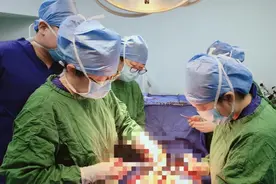 手术三小时切除65枚肌瘤，应急总医院上演“子宫保卫战”图片