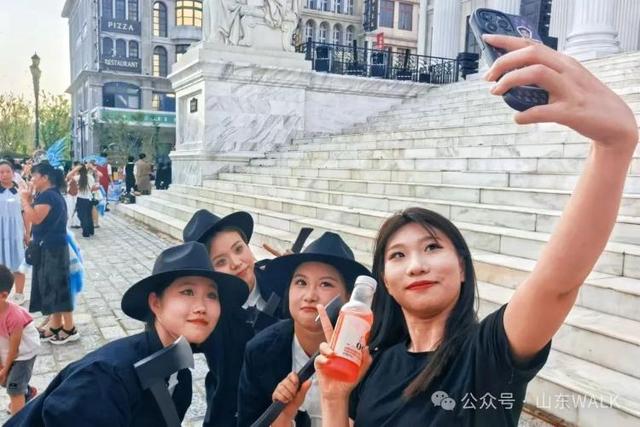 仅216天落地德州的“NPC”小镇，如何让游客留下来“演戏”？