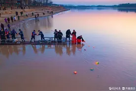 吉祥中国年 | 黄河岸边放河灯图片
