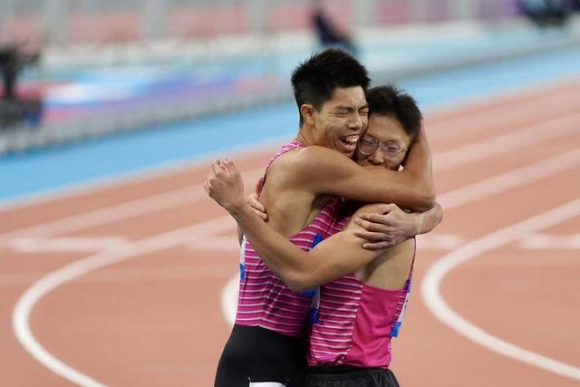 12秒81！广东选手刘景扬爆冷摘得全运女子100米栏金牌