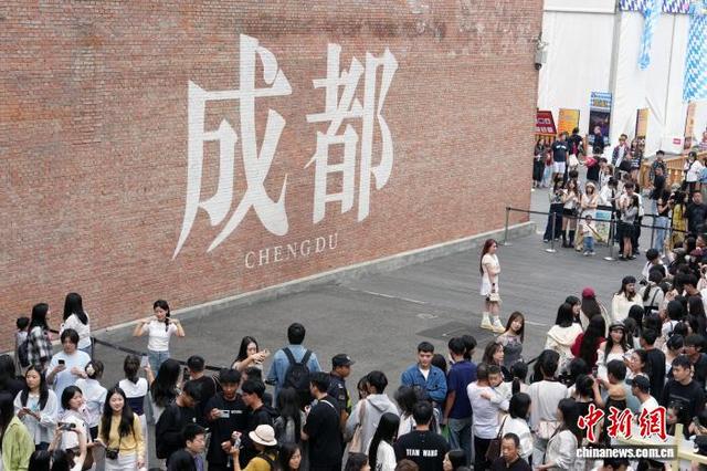 国庆假期游客打卡成都网红街区