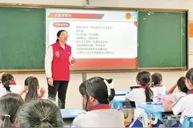 热心人·暖心事丨志愿者口中的王老师 居民眼里的活雷锋图片