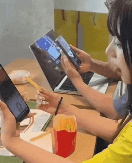 抢到iPhone17的年轻人，学会用舌头给爱豆点赞了