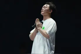 陈奕迅宁波演唱会现场提及全红婵此前发言：谁不辛苦啊，个个都辛苦图片