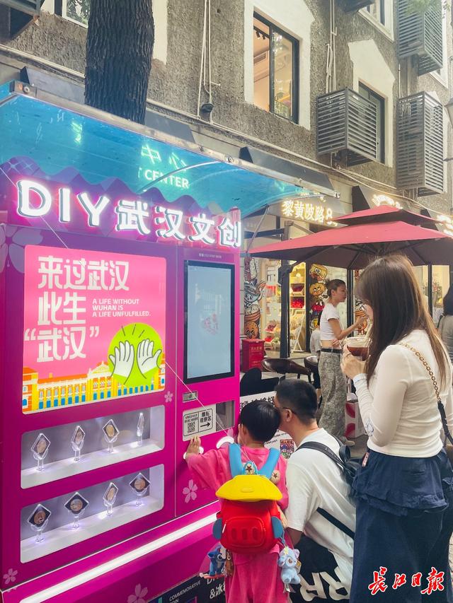 制作专属文创，秒上“报纸头条”，黎黄陂路定制服务火了