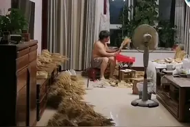 赤膊在客厅筛麦种，你能想象吗？他真的是大学教授图片