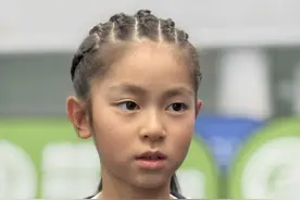 10岁女孩，把网球当成自己最好的礼物图片