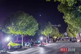探访“县政府门口能摆摊”的安徽绩溪：有人维持秩序图片