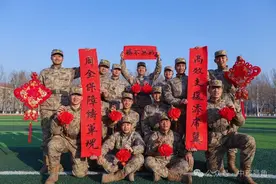 中部战区“战”味春联：祥蛇献瑞，翰墨送福！图片