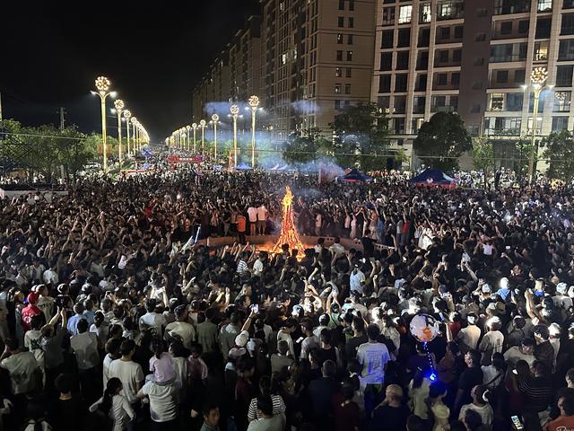 万人同跳弦子舞，长街共饮团结酒！砚山火把文化活动燃情绽放