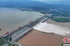 三峡水库持续泄洪腾库 水位已降至165米以下图片