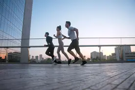 走路和跑步哪个更健康 分别适宜哪类人群？一文了解→图片