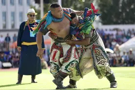 全国民族式摔跤比赛在内蒙古开赛图片