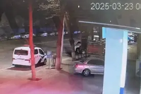 男子凌晨醉酒，开车到派出所上厕所！图片