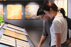 釉彩生花！60幅陶瓷壁画亮相东莞，非遗刻瓷体验受市民热捧图片