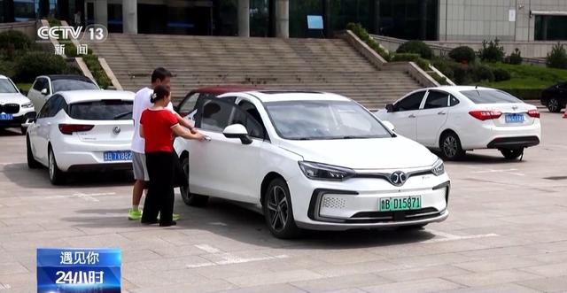 女子带患渐冻症丈夫开网约车