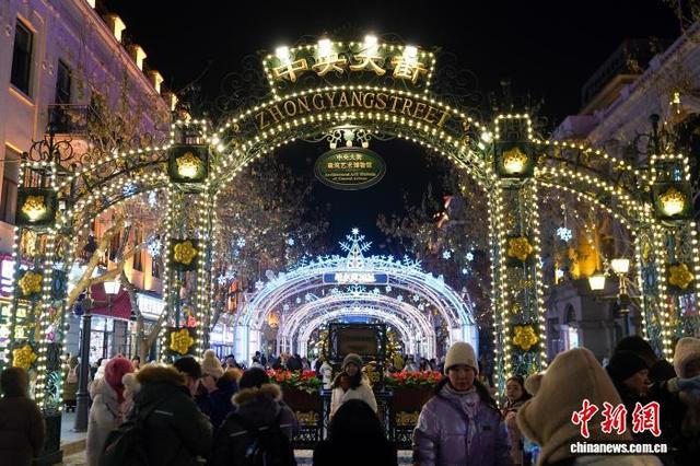 哈尔滨中央大街主题灯景“冰雪之冠”点亮