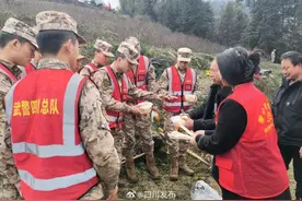 暖心！村民自发为筠连一线救援人员送午饭图片