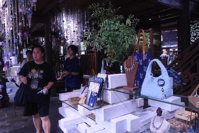凯里下司古镇：暑期旅游持续升温 业态“上新”引客来