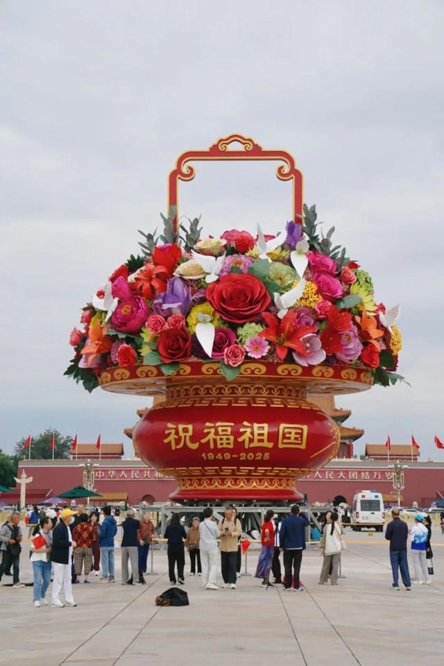 今天凌晨，完美合龙，视频！天安门广场大花篮亮相，长安街国庆花坛都布置好了！