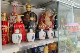 已收藏5000多个！她从不喝酒却痴爱酒瓶图片