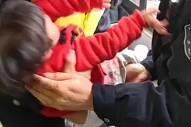 上海松江一女童悬在7楼窗外，警民合力营救化险为夷图片