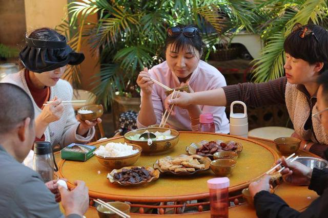 彝乡展新韵   人在画中游