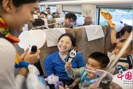 成都赴新疆“熊猫专列”火爆异常 票价5万起图片