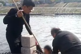 百米冲刺！他用一根竹竿救了一条命……图片