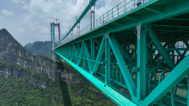 世界第一高桥——花江峡谷大桥桥体桥旅融合设施加速建设中