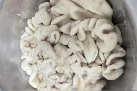极目帮办｜武汉市民购买猪大肠有红点颗粒，专家：系猪胃溃疡所致，高温烹煮后不影响食用图片