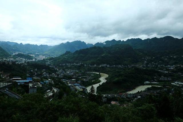 鹤峰秋来风景异：容美山城 披纱叠翠舒展