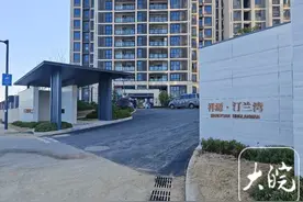 合肥一小区交付10多月大门仍未建成 物业回应：催促开发商尽快施工图片